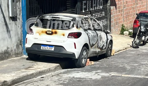 VÍDEO: Bandidos ateiam fogo em carro estacionado em rua do bairro Novo Aleixo
