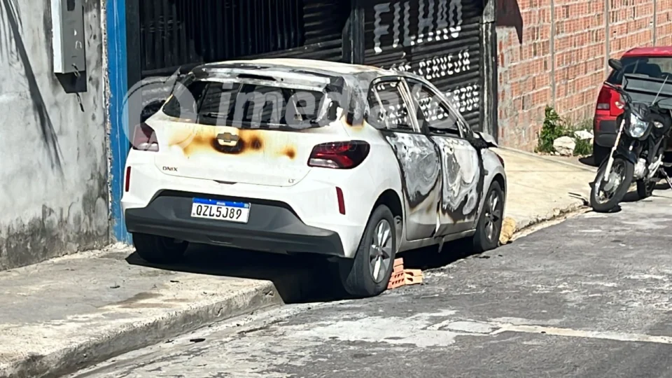 VÍDEO: Bandidos ateiam fogo em carro estacionado em rua do bairro Novo Aleixo