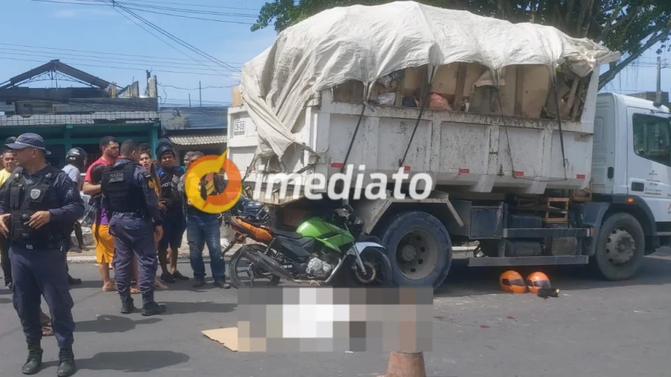 Mototaxista morre após colisão com caminhão no bairro Jorge Teixeira