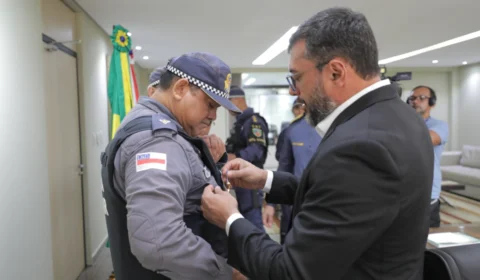 Wilson Lima parabeniza e concede medalha a policiais militares por maior apreensão de armas da história do Amazonas