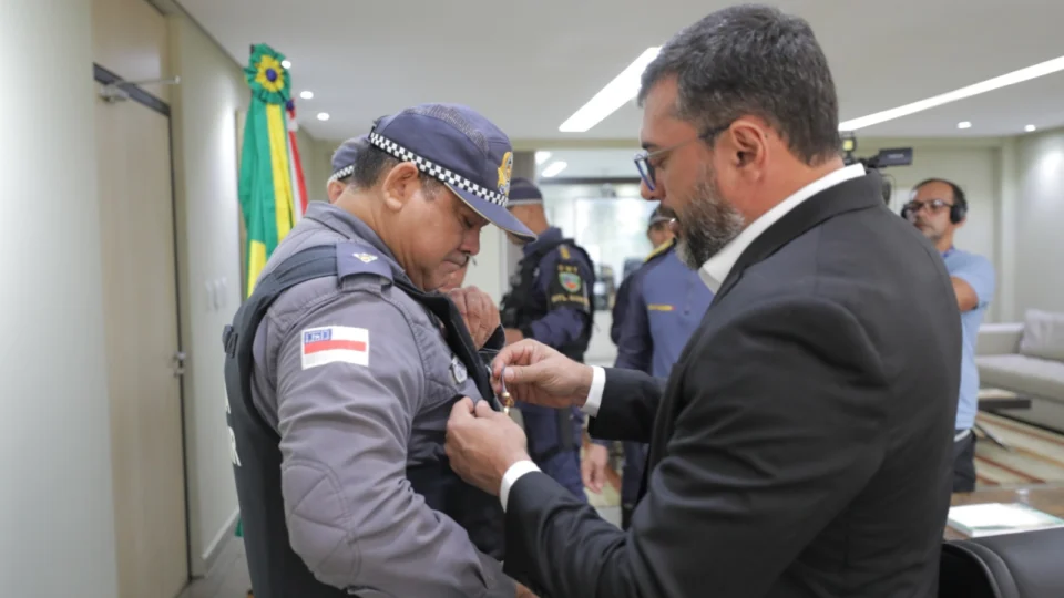 Wilson Lima parabeniza e concede medalha a policiais militares por maior apreensão de armas da história do Amazonas