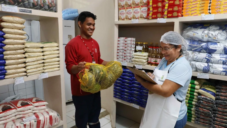 Secretaria de Educação distribui mais de 600 toneladas de alimentos para o início do ano letivo nas escolas estaduais