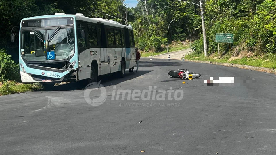 Motociclista morre ao colidir contra ônibus na estrada da UFAM em Manaus
