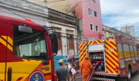 VÍDEO: Incêndio de grande proporção atinge prédio abandonado no centro de Manaus