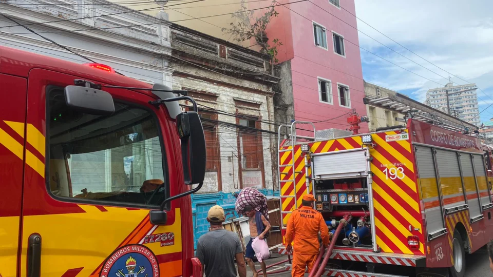 VÍDEO: Incêndio de grande proporção atinge prédio abandonado no centro de Manaus
