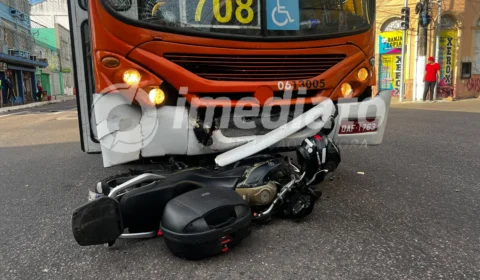 Ônibus colide contra motociclista e vítimas ficam gravemente feridas no centro de Manaus