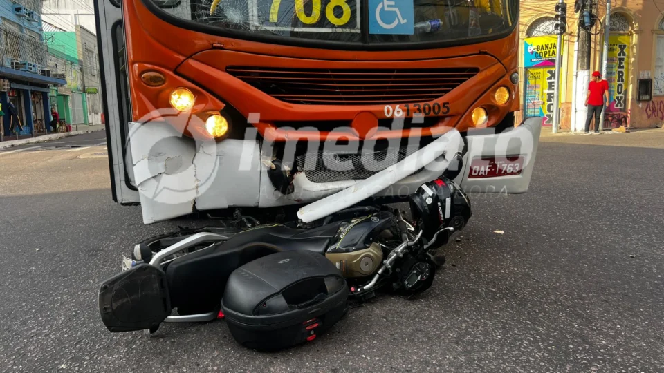 Ônibus colide contra motociclista e vítimas ficam gravemente feridas no centro de Manaus