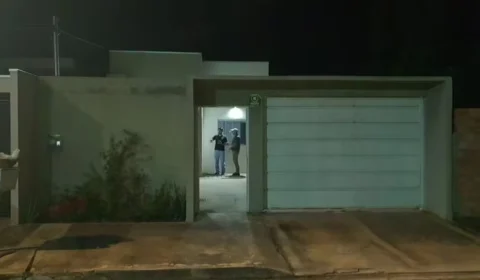Pai e filha de 2 anos são mortos a tiros após criminosos invadirem residência