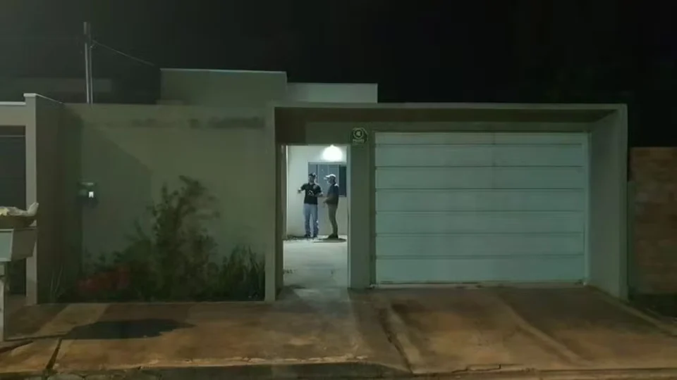 Pai e filha de 2 anos são mortos a tiros após criminosos invadirem residência