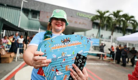 Saúde orienta motoristas e pedestres sobre prevenção de ISTs e HIV durante blitz