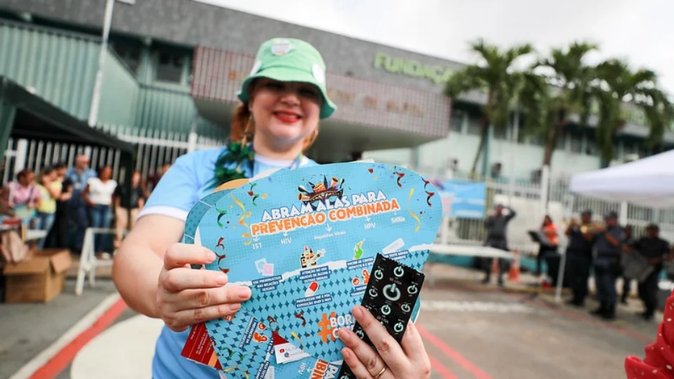 Saúde orienta motoristas e pedestres sobre prevenção de ISTs e HIV durante blitz