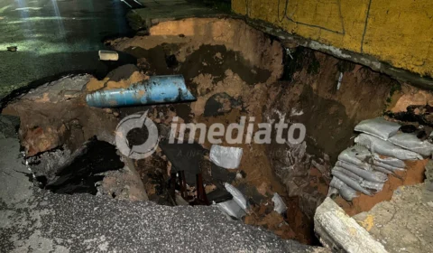 Cratera aberta após chuva causa riscos a motoristas e pedestres Avenida Constantino Nery