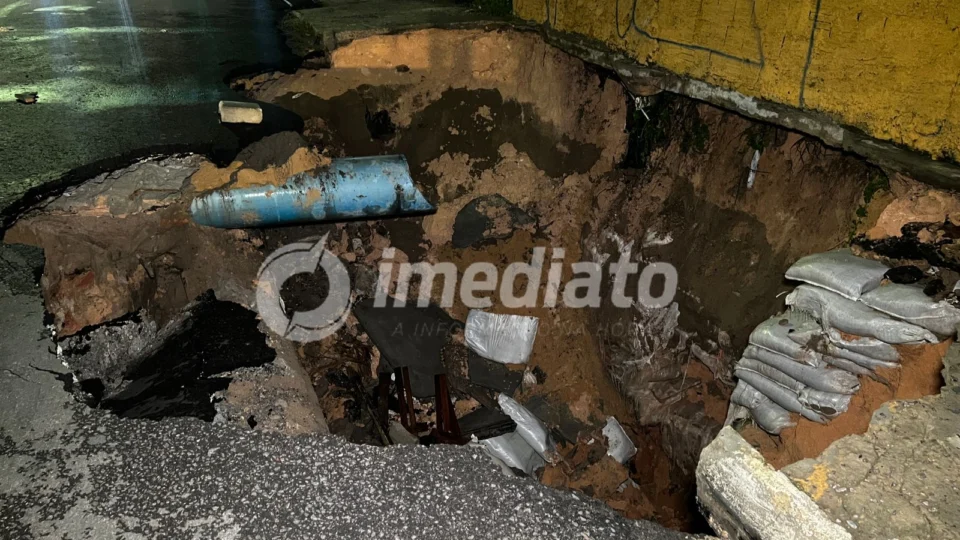 Cratera aberta após chuva causa riscos a motoristas e pedestres Avenida Constantino Nery