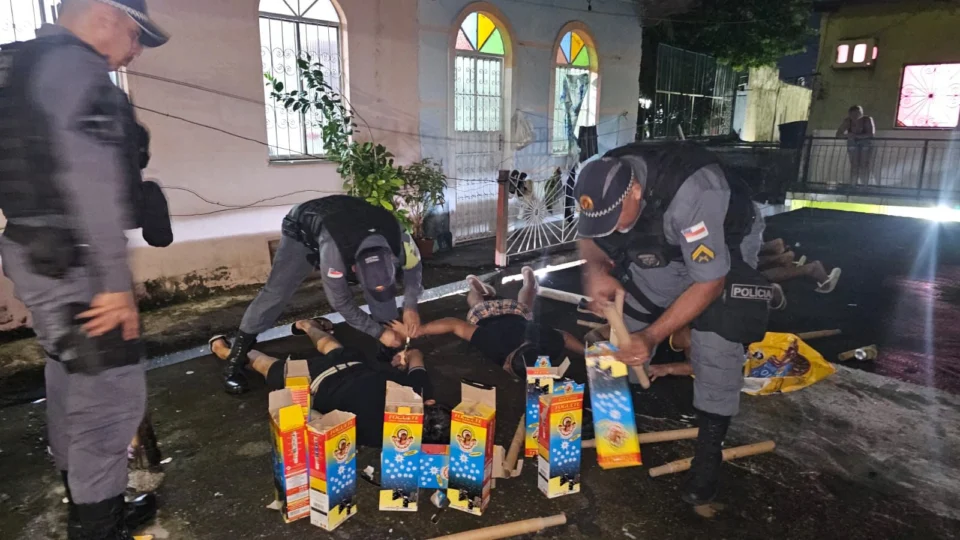 CASA CAIU: Polícia prende homens durante queima de fogos em Manaus