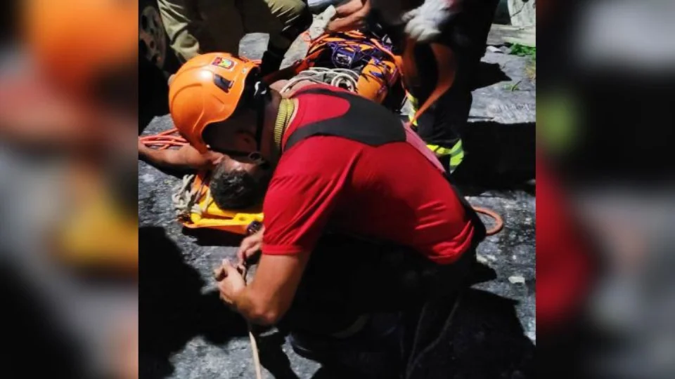 Homem é salvo após queda de 60 metros em barranco no bairro Jorge Teixeira