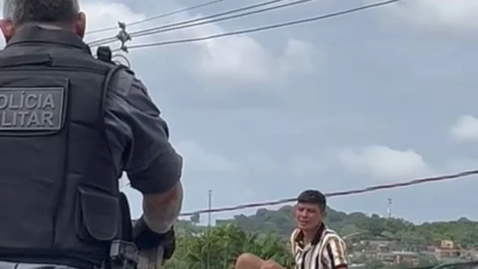 VÍDEO: Suspeito sobe no telhado e quebra perna durante tentativa de fuga na zona norte de Manaus