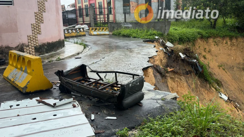 Deslizamento de terra força família inteira a evacuar de casa no Nova Cidade