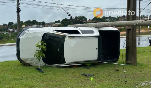 Pista molhada causa capotamento na Av. do Turismo, no Tarumã