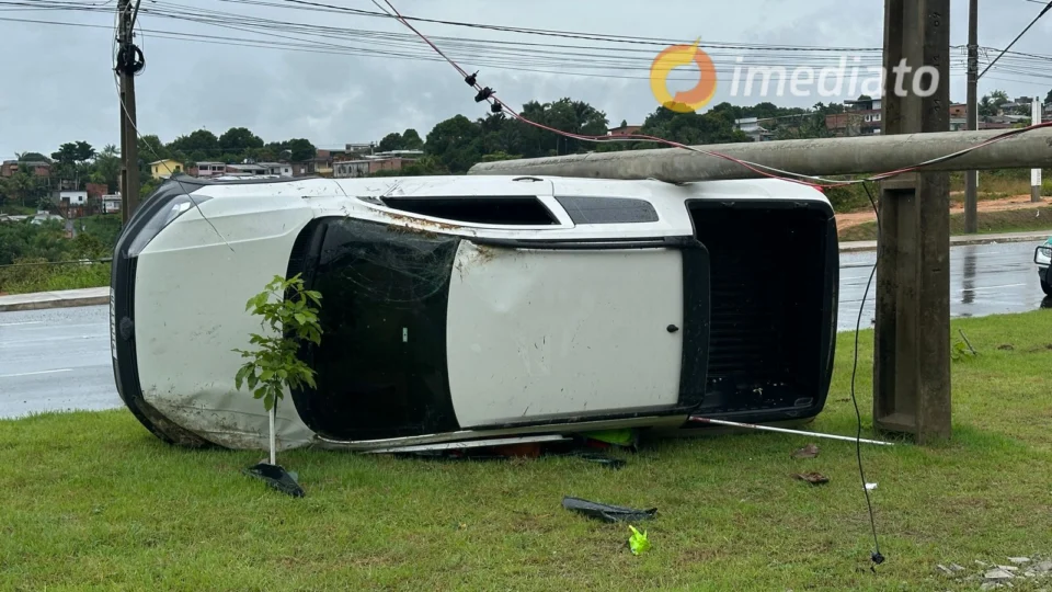 Pista molhada causa capotamento na Av. do Turismo, no Tarumã