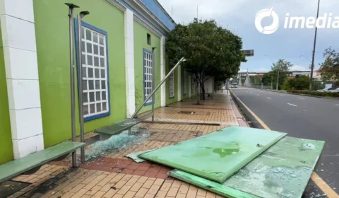 Vandalismo em parada de ônibus de Manaus