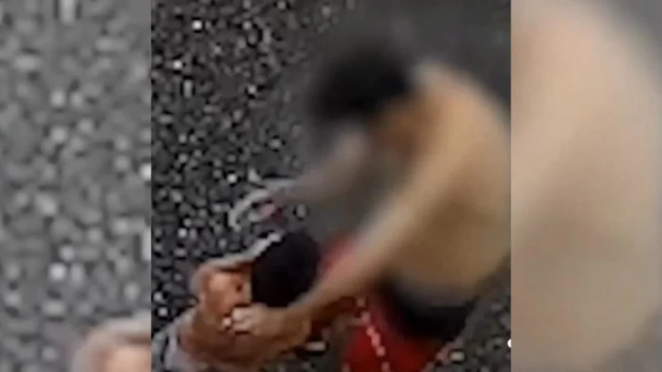 Padrasto agride enteado de 8 anos após ele pedir para comer mais ovos