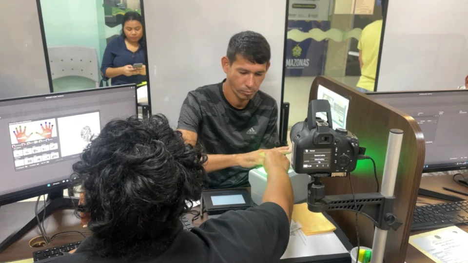Governo do Amazonas promove ação para emissão de Carteira de Identidade Nacional para vítimas de incêndios em Manaus