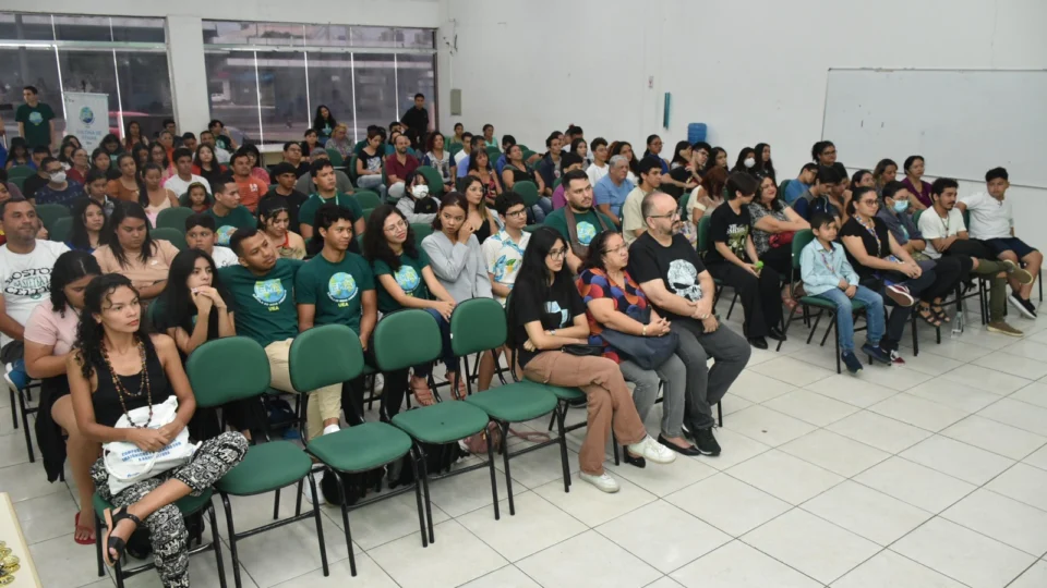 Colônia de Férias da UEA promove conscientização ambiental a jovens estudantes
