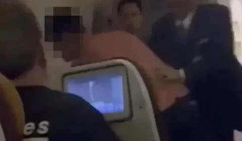 Turista sem camisa é preso após destruir banheiro de avião e espancar comissário