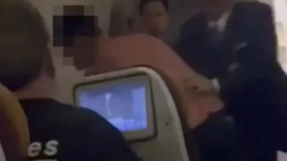 Turista sem camisa é preso após destruir banheiro de avião e espancar comissário