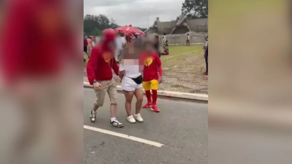 VÍDEO: Policiais se fantasiam de ‘Chapolin Colorado’ e prendem ladrões de celulares no Carnaval de SP