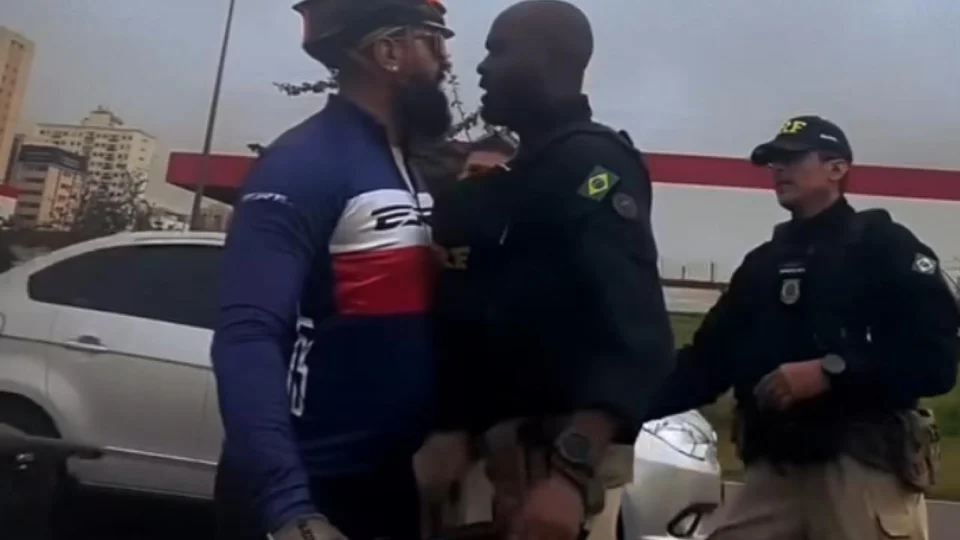 VEJA VÍDEO: ciclista confronta policiais da PRF em rodovia: “Eu ando onde eu quiser”