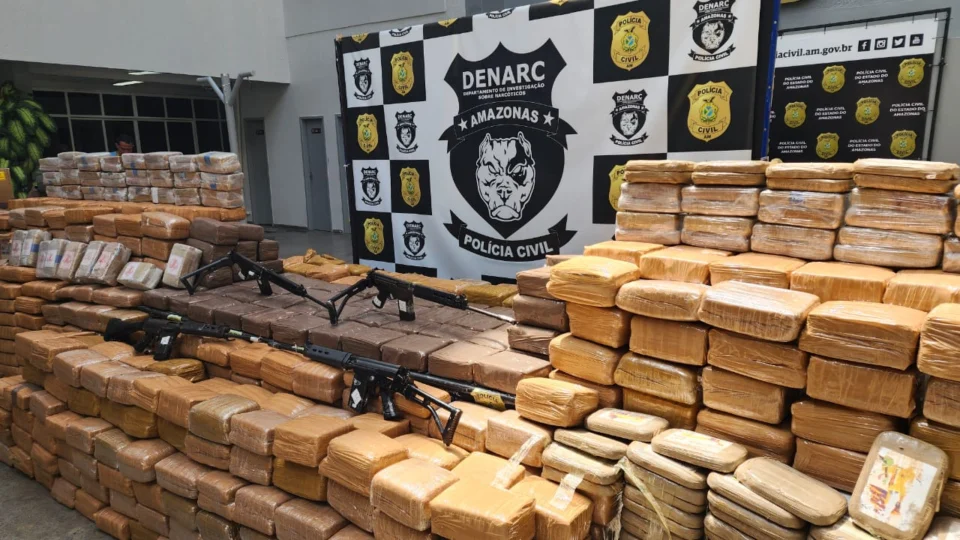 Polícia apreende cerca de 1,5 tonelada de drogas e armamentos em Manaus