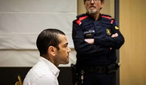 Ex-jogador Daniel Alves é condenado a 4 anos e 6 meses de prisão por estupro na Espanha