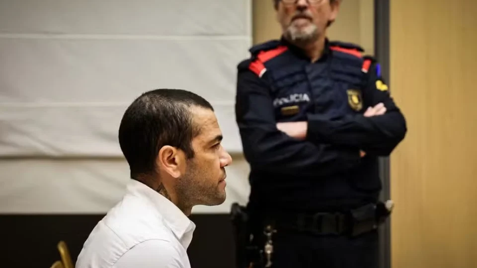 Ex-jogador Daniel Alves é condenado a 4 anos e 6 meses de prisão por estupro na Espanha