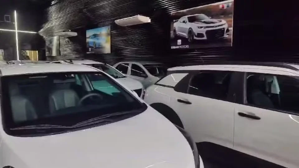 Polícia apreende 100 veículos de luxo de concessionária usada por traficantes para lavar dinheiro