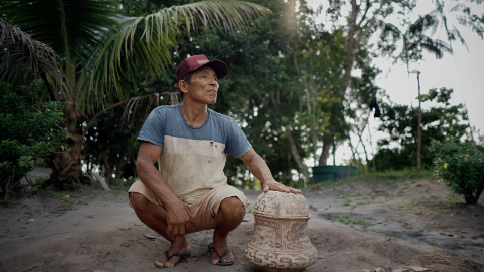 Urnas Funerárias intactas são encontradas no quintal de um ribeirinho no AM após dias de chuva