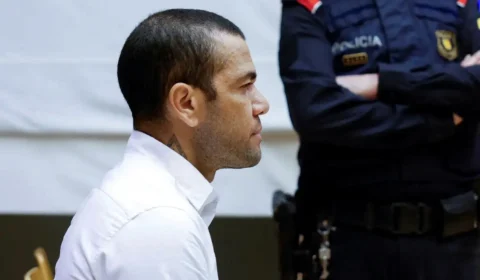Ex-jogador Daniel Alves sentenciado por estupro: perspectiva de liberdade em 2025 com redução de pena