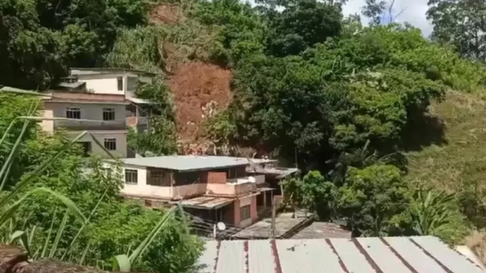 Quatro pessoas da mesma família morrem soterradas durante forte chuva no RJ