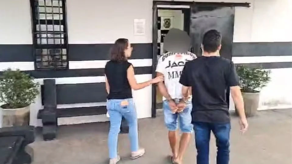 Padrasto é preso por estuprar adolescente com conhecimento da mãe da vítima, diz polícia