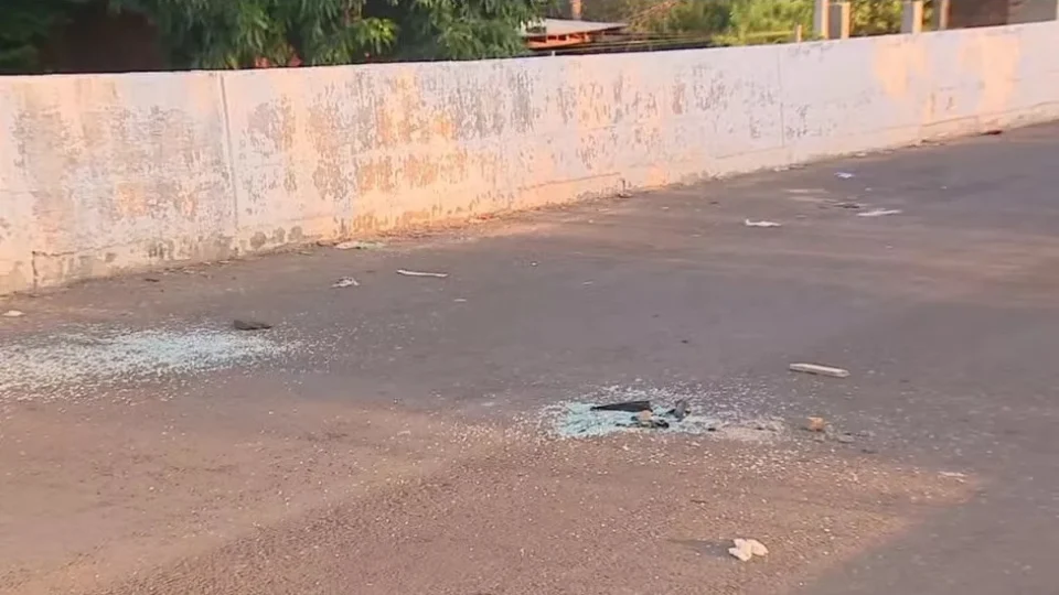 Homem joga filho de 11 meses pela janela do carro em movimento após discussão com esposa