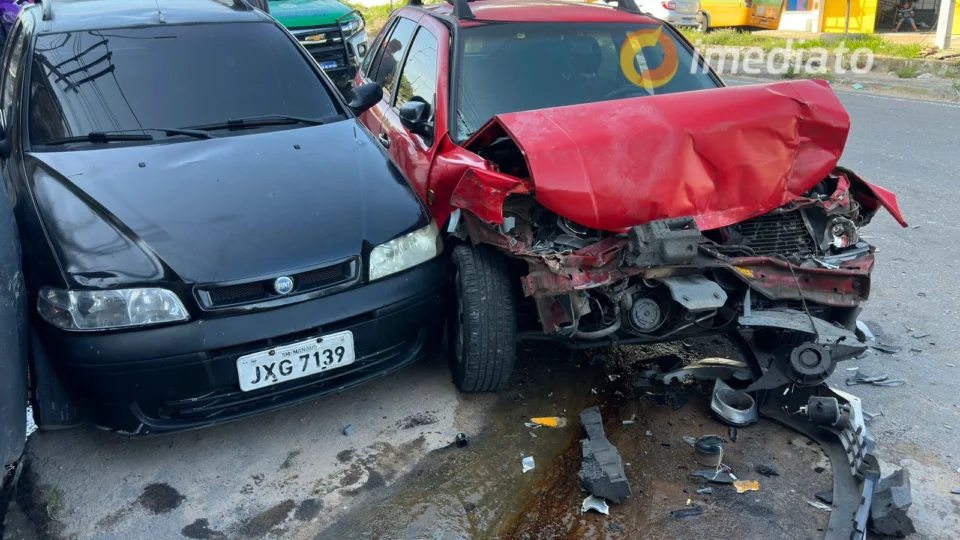 Motorista dorme ao volante e colide com ônibus alternativo na Zona Leste de Manaus