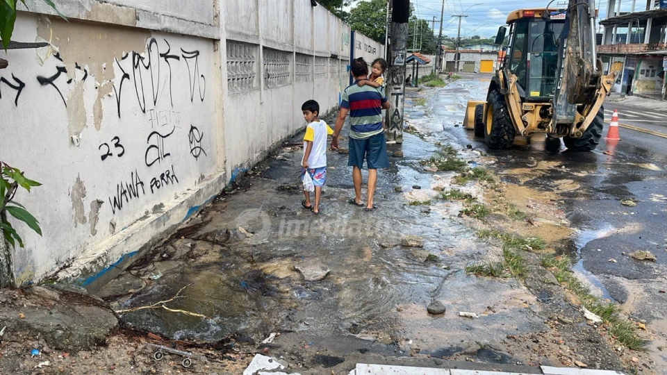 VÍDEO: Vazamento de grandes proporções afetam moradores da Cidade Nova em Manaus