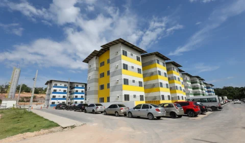 Famílias escolhem apartamentos no Residencial Ozias Monteiro II, onde irão morar