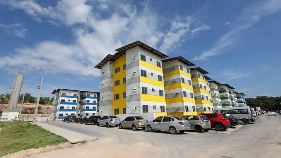 Famílias escolhem apartamentos no Residencial Ozias Monteiro II, onde irão morar