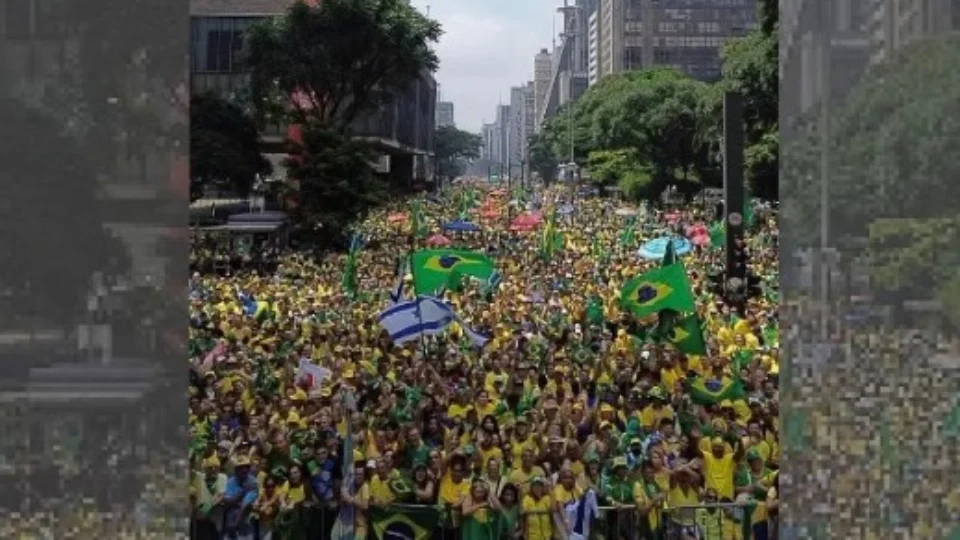 Apoiadores lotam a Avenida Paulista em ato pró-Bolsonaro