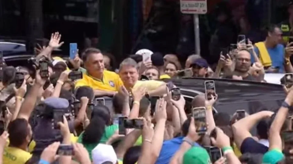 Bolsonaro e Michelle chegam a ato na Paulista