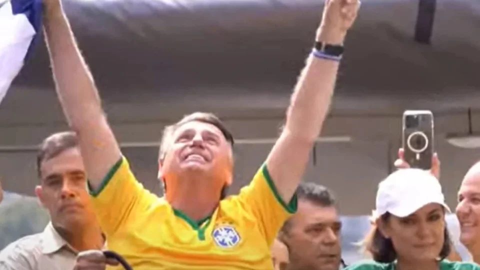 Bolsonaro nega plano de golpe e fala em “passar a borracha no passado”