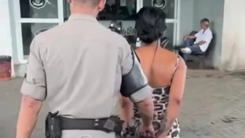 Jovem é presa transportando drogas a mando do namorado