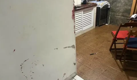 Casal é encontrado morto em apartamento e filho é apreendido