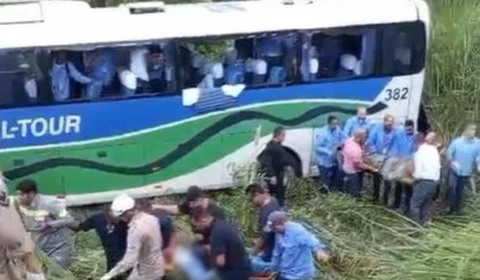 Ônibus de empresa capota e deixa 25 feridos; cinco estão em estado grave